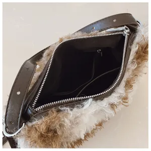Détail de l'intérieur du sac léopard en peluche avec poche zippée de sécurité