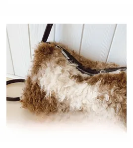 Gros plan sur la texture douce en fausse fourrure léopard marron et blanc du petit sac