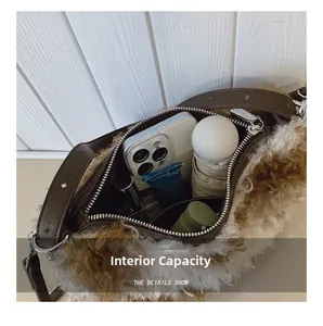 Capacité interne du sac en peluche léopard avec téléphone et objets quotidiens