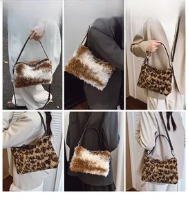 Détail du sac à bandoulière en fausse fourrure léopard avec chaîne et fermeture