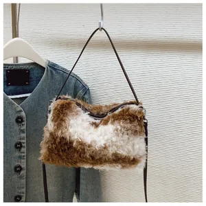 Détail du sac à bandoulière en peluche léopard avec une veste en jean bleue