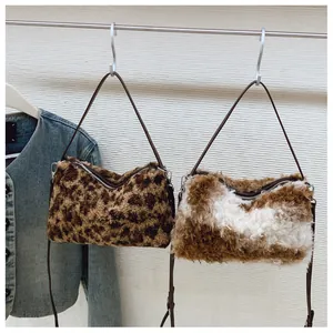 Détails de sacs à main en peluche léopard et vache avec fermetures éclair métalliques