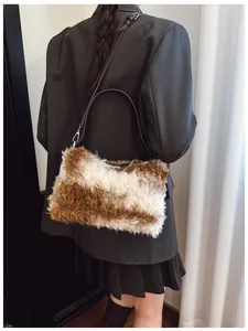 Détail du sac bandoulière en peluche léopard avec bandoulière en cuir premium