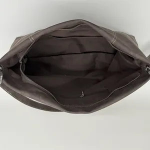 Bolso tote de ante marrón oscuro con compartimentos amplios y herrajes plateados finos
