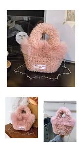Dettaglio della borsa a secchiello in peluche rosa con etichetta e tracolla a catena argento