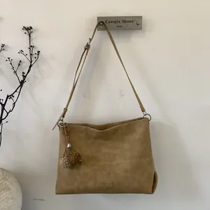 Bolso Tote Vintage de Gran Capacidad para Mujer de Gamuza Sintética Cuero PU Mate Con Costuras de Contraste y Colgante de Pelo
