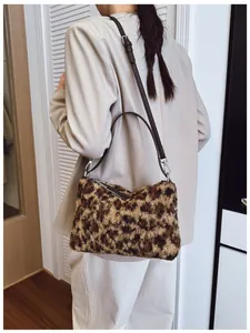 Détails du sac à bandoulière léopard en fausse fourrure avec lanières cuir et zip argenté