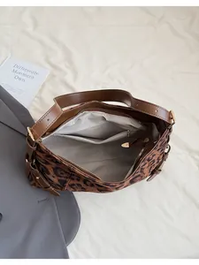 Détail intérieur du sac cabas léopard montrant la poche zippée et la doublure grise