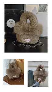 Dettaglio della borsa in peluche marrone con catena in metallo argentato ed etichetta tessuta