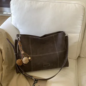 Bolso tote retro de ante marrón oscuro con costuras en contraste y pompón de adorno