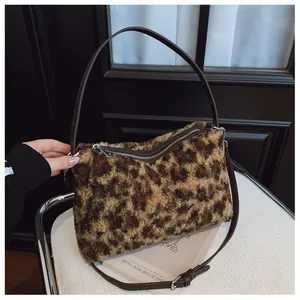 Détail d'un sac à main léopard en fausse fourrure avec bandoulière sur une chaise déco