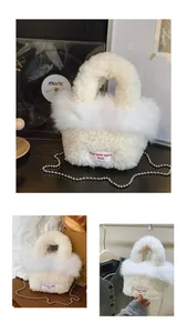 Dettaglio borsa bianca in peluche con trama lana d'agnello e catena a sfere argento