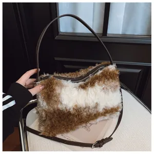 Gros plan sur la texture en fausse fourrure léopard et la bandoulière en cuir du sac