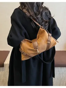 Détail de vue arrière d'un grand sac cabas en daim marron avec crochet et boucles