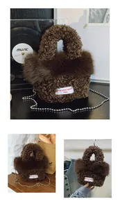 Dettaglio della borsa in peluche marrone con trama soffice e etichetta Keep your spirit free