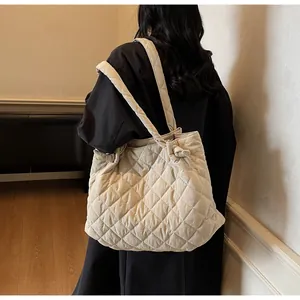 Détail du grand sac cabas matelassé blanc cassé avec une texture douce et élégante