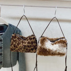 Sac bandoulière en fausse fourrure léopard avec fines lanières en cuir synthétique