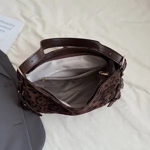 Grand sac cabas à imprimé léopard avec anses en cuir et intérieur spacieux à poches