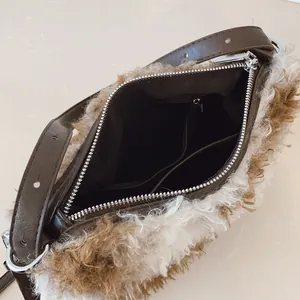 Sac à bandoulière en fausse fourrure léopard avec sangle en cuir et fermeture éclair