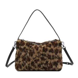 Sac à main chic en fausse fourrure léopard avec chaîne argentée et bandoulière