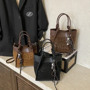 Sac seau chic imprimé léopard en trois couleurs avec anses nouées et breloques