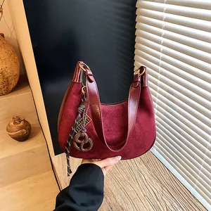 Borsa a spalla retrò bordeaux in pelle scamosciata e lucida con ciondolo intrecciato