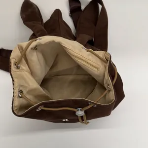 Mochila vintage marrón con orejas de conejo y cierre de cordón, vista desde arriba