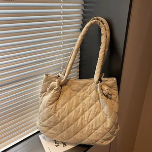 Sac cabas beige matelassé au style japonais avec motif en losanges et bandoulière nouée