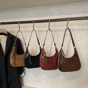 Borsa hobo in camoscio marrone, nero e bordeaux con nappe e pendente dorato chic