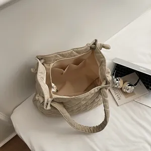 Grand sac cabas matelassé beige au design minimaliste avec poches intérieures utiles
