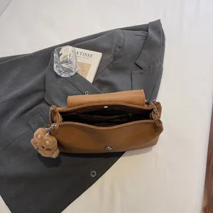 Bolso de hombro de cuero sintético marrón con cadena plateada y colgante de oso peluche