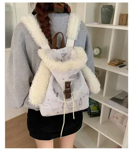 Detalle del cierre con cordón y el borde de felpa de la mochila vintage con orejas de conejo