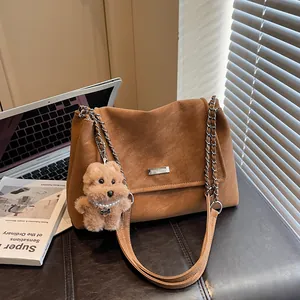 Bolso de Hombro de Cuero PU Retro para Mujer Gran Capacidad Cadena Bolso de Axila Tote Bag Con Lindo Colgante de Peluche