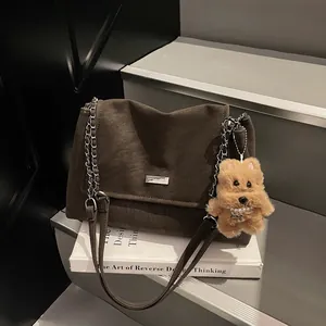 Bolso de hombro retro en ante marrón con cadena y colgante de perro de peluche