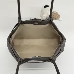 Borsa tote in pelle grigio scuro con interno capiente e ciondolo a forma di cane