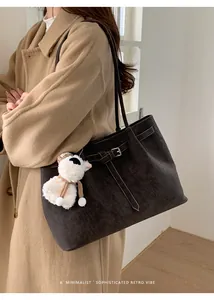 Dettagli della borsa Boston in pelle scamosciata marrone scuro con ciondolo a forma di cane