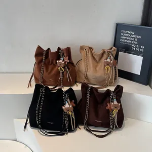Minimalist chain shoulder bucket bags in four colors with bear pendant decoration