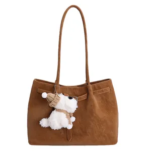 Borsa Boston marrone in finta pelle scamosciata con ciondolo a cucciolo per pendolari