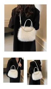 Detail der weißen Plüschhandtasche mit Perlenkette und verstellbarem Schultergurt