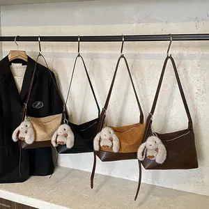 Bolso tote retro mate de gran capacidad con correa de cuero y amuleto de conejo