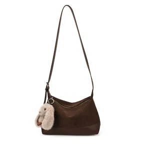 Bolso tote retro marrón oscuro con textura de ante y un bonito colgante de conejo