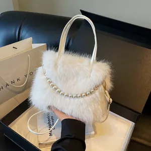 Schicke weiße Handtasche aus Kunstpelz mit Perlenkette und dualen Ledergriffen