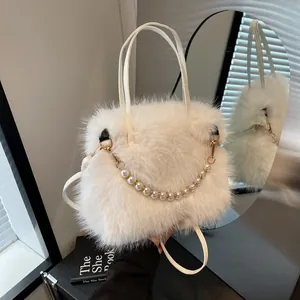Weiße Plüsch-Handtasche mit eleganter Perlenkette und Ledergriff für einen stilvollen Look