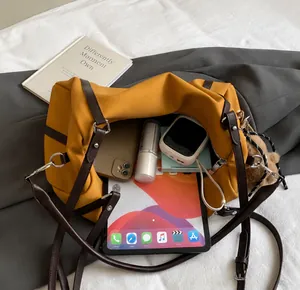 Innenansicht der geräumigen orangen Boston Bag mit Tablet und Alltagsutensilien