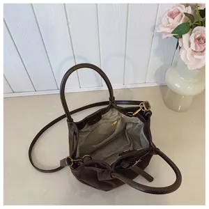 Bolso tipo cubo de ante sintético marrón oscuro con interior espacioso y asas
