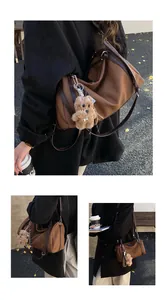 Detail einer braunen Nylon-Tragetasche mit süßem Plüschbär-Anhänger und Lederriemen