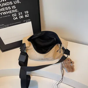 Sac hobo vintage en daim kaki avec bandoulière noire et breloque petit ours