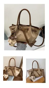 Detalle de bolso tote de ante caqui con adornos de cuero marrón y colgante de oso