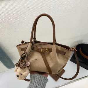 Bolso de Hombro de Cuero PU de Gamuza Sintética para Mujer Bolso Retro Tote de Axila Con Colgante de Peluche Gran Capacidad