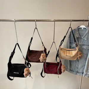 Sac fourre-tout en velours côtelé avec sangle réglable et breloque ours mignon